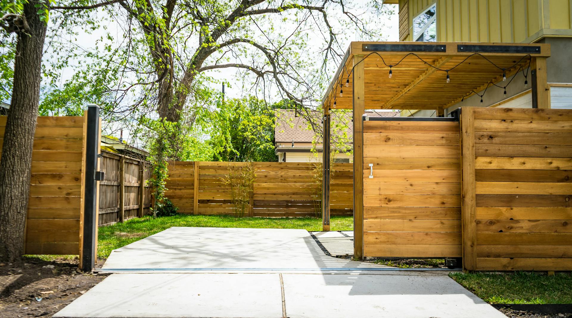How Fence Gates and Siding Work Together to Improve Winnipeg Home Design and Durability